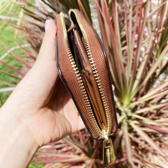 Michael kors large multifunction zip around Wallet - Picture 4 of 4